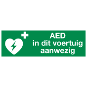 Bord met pictogram en tekst AED in dit voertuig aanwezig ISO 7010