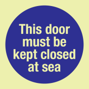 Fotoluminescerende sticker met IMO Sign This door must be kept closed at sea
