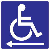 Blauwe sticker met pictogram en pijl naar links voor aanduiding richting ruimte voor mindervaliden