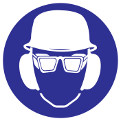 Blauwe sticker met pictogram om aan te duiden, gehoorbescherming, oogbescherming en een helm verplicht is