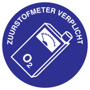 Blauwe sticker met pictogram en tekst om aan te duiden dat het gebruik van een zuurstofmeter verplicht is